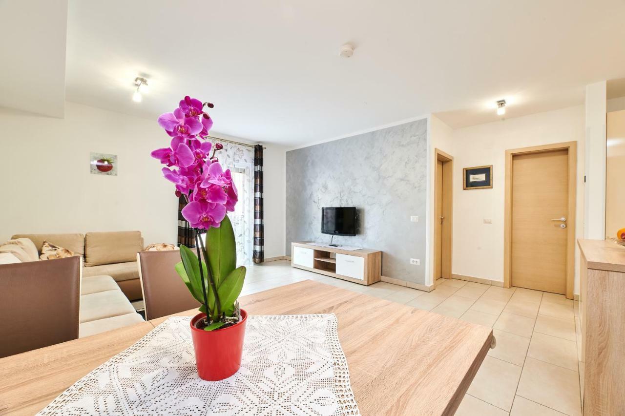 Apartman Leon Умаг Екстериор снимка